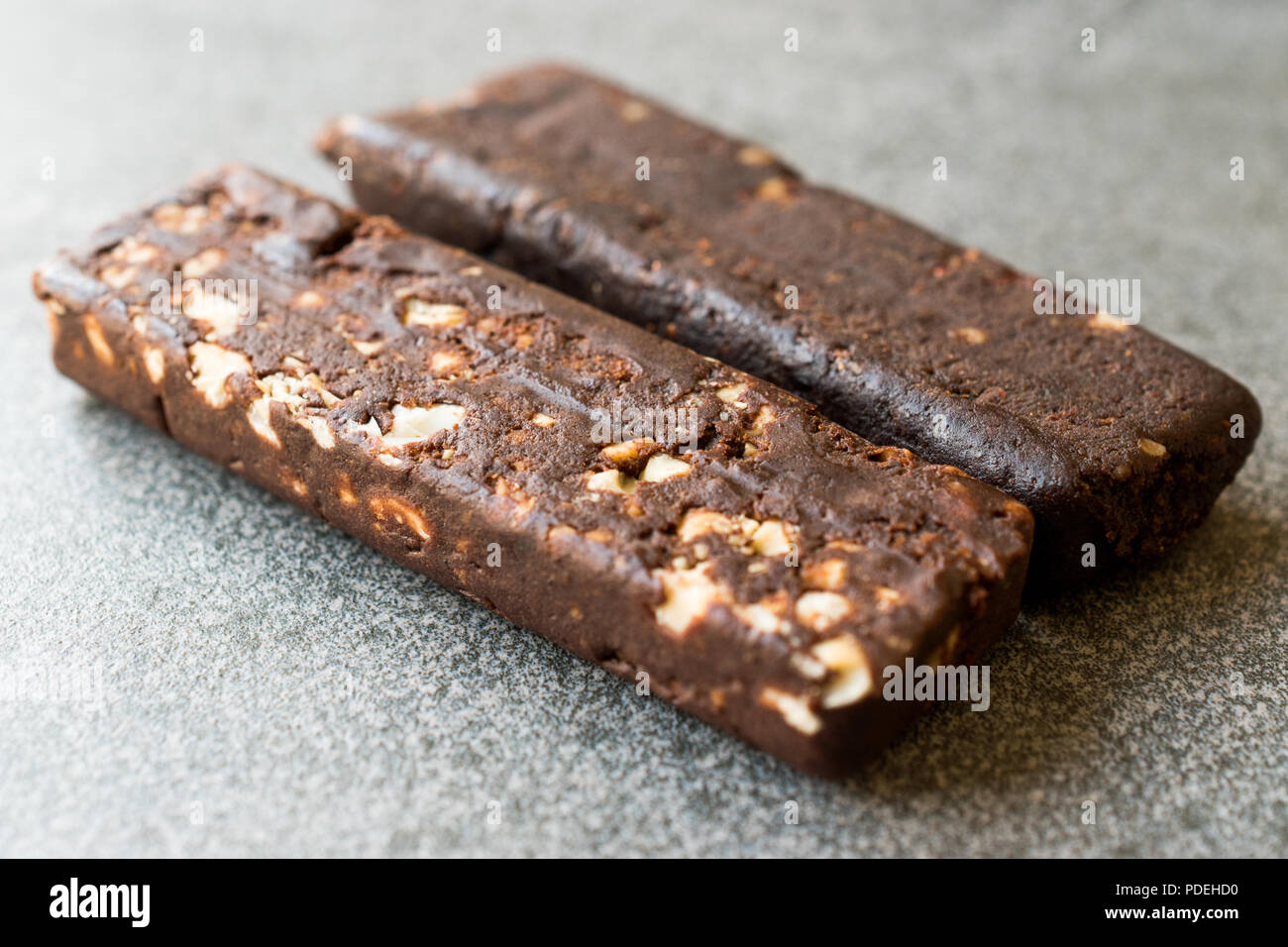 Barre de chocolat aux arachides faite avec la date des fruits, de cacao, d'Avoine, sel de l'Himalaya, et de fibres de racine de chicorée. Eenergy Bar. Banque D'Images