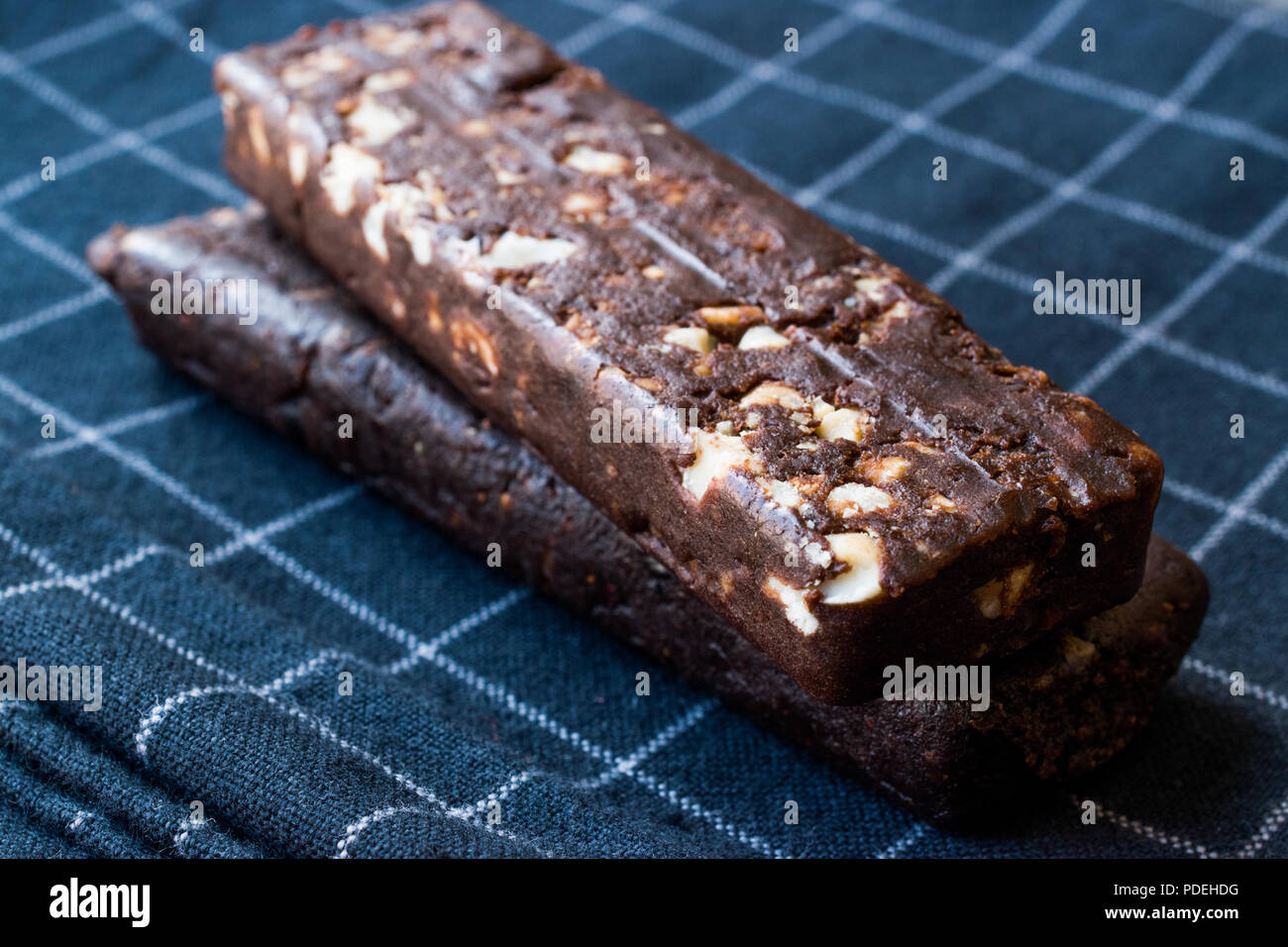 Barre de chocolat aux arachides faite avec la date des fruits, de cacao, d'Avoine, sel de l'Himalaya, et de fibres de racine de chicorée. Eenergy Bar. Banque D'Images
