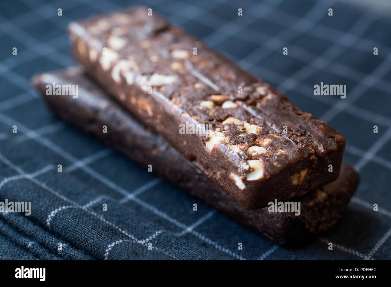 Barre de chocolat aux arachides faite avec la date des fruits, de cacao, d'Avoine, sel de l'Himalaya, et de fibres de racine de chicorée. Eenergy Bar. Banque D'Images