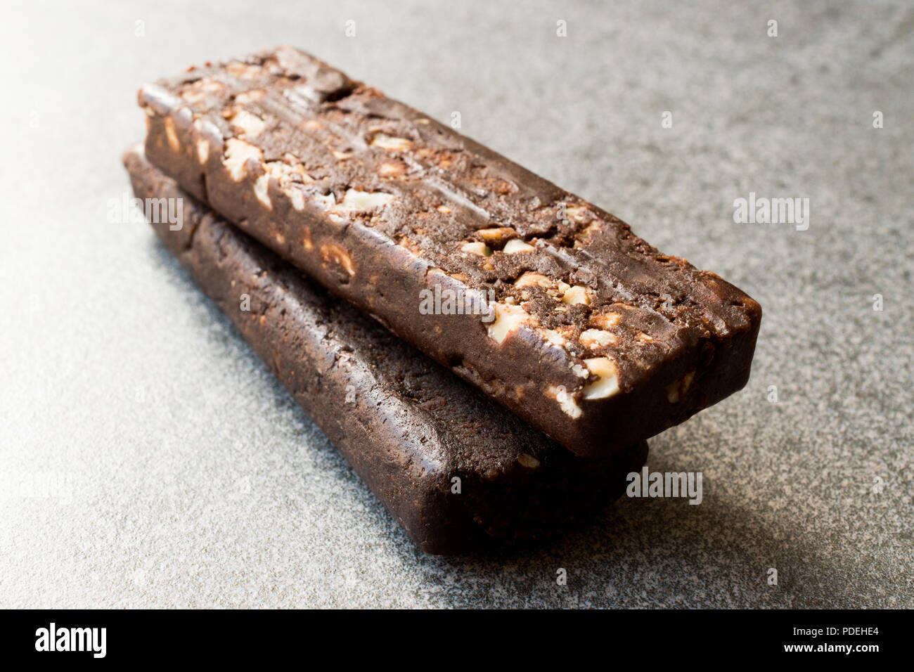Barre de chocolat aux arachides faite avec la date des fruits, de cacao, d'Avoine, sel de l'Himalaya, et de fibres de racine de chicorée. Eenergy Bar. Banque D'Images
