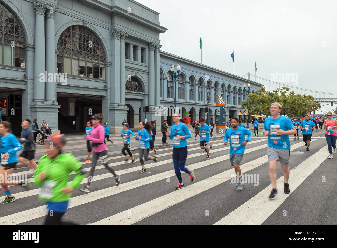 Les coureurs pour la course de 5 km ont été passant par le Ferry Building de retourner à la ligne d'arrivée, San Francisco Marathon 2018, en Californie, aux États-Unis. Banque D'Images