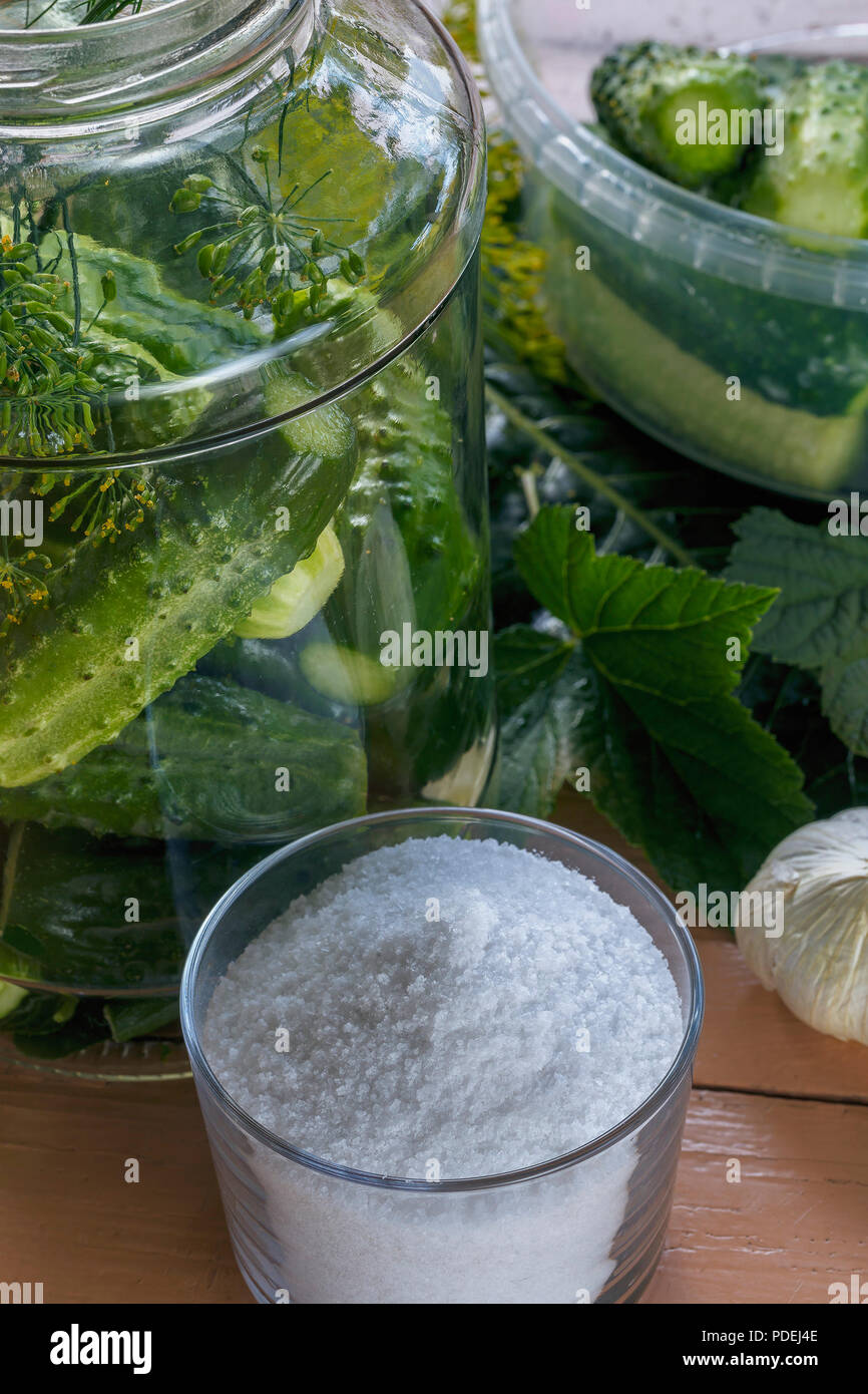 Une vue de dessus de concombres dans un bocal de verre pendant le salage. Le concept de la conservation des aliments pour l'hiver Banque D'Images