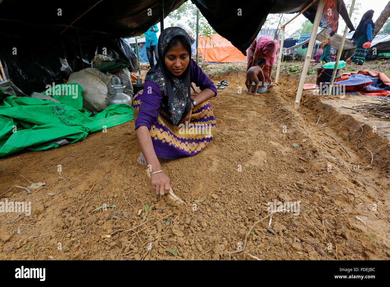 Une femme rohingya construit son nouveau refuge sur une colline à Palongkhali à Ukhia. Cox's Bazar, Bangladesh Banque D'Images