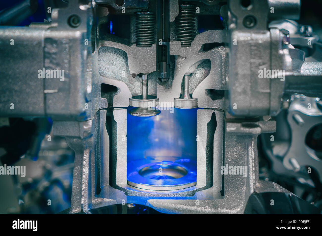 Moteur diesel à piston tranche dans voiture. Close up au piston. Banque D'Images