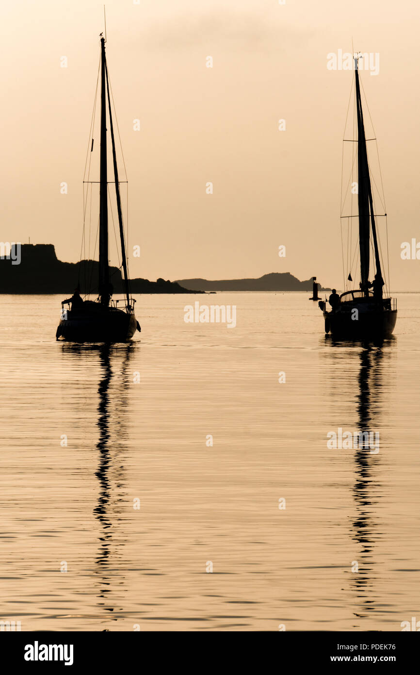 Yachts à voile pour une soirée à la lumière breez comme une activité après le travail dans l'Aber Wrac'h estuaire, à l'ouest Bretagne, France. Banque D'Images