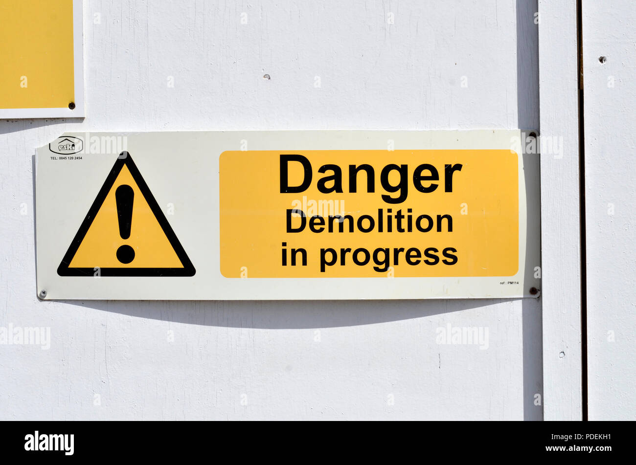 Un panneau d'avertissement sur un site de construction Banque D'Images