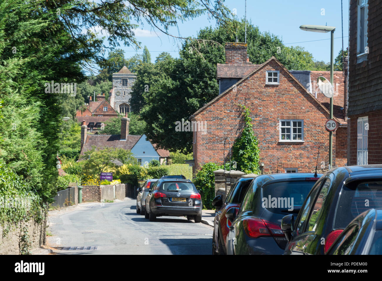 Maisons sur la rue dans le charmant village de Puttenham à Surrey, UK Banque D'Images