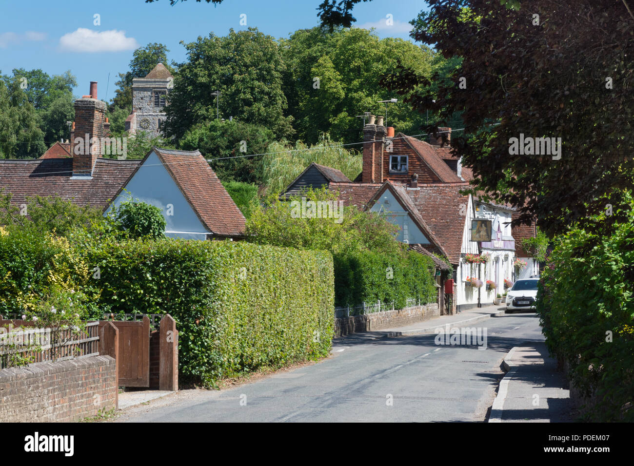 Maisons sur la rue dans le charmant village de Puttenham à Surrey, UK Banque D'Images