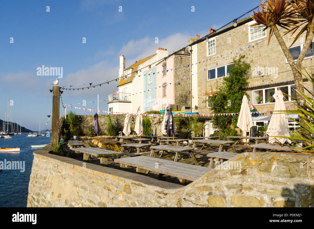 Le jardin du Ferry Inn pub donnant sur l'estuaire dans la jolie ville de voile Salcombe en South Hams,Devon, Angleterre Banque D'Images