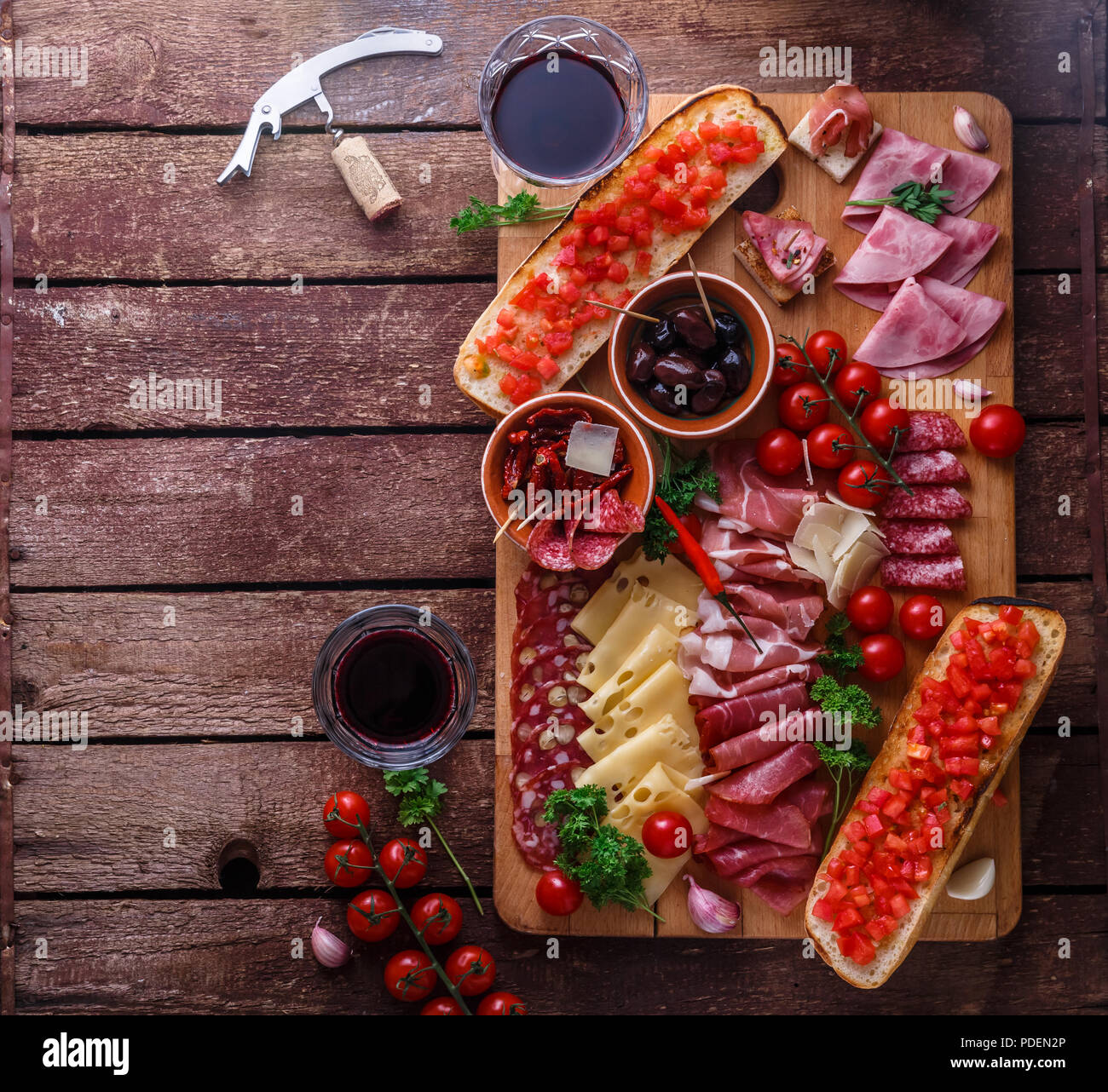 La viande et le fromage pour apéritif vin rouge sur fond rustique, flatlay, copiez l'espace. Banque D'Images