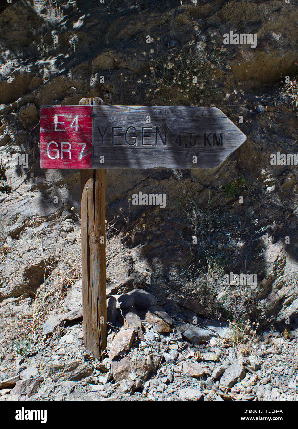 Une enseigne sur le fameux GR7 sentier qui est 1900km de long et s'étend du sud de l'Espagne à la France. Banque D'Images
