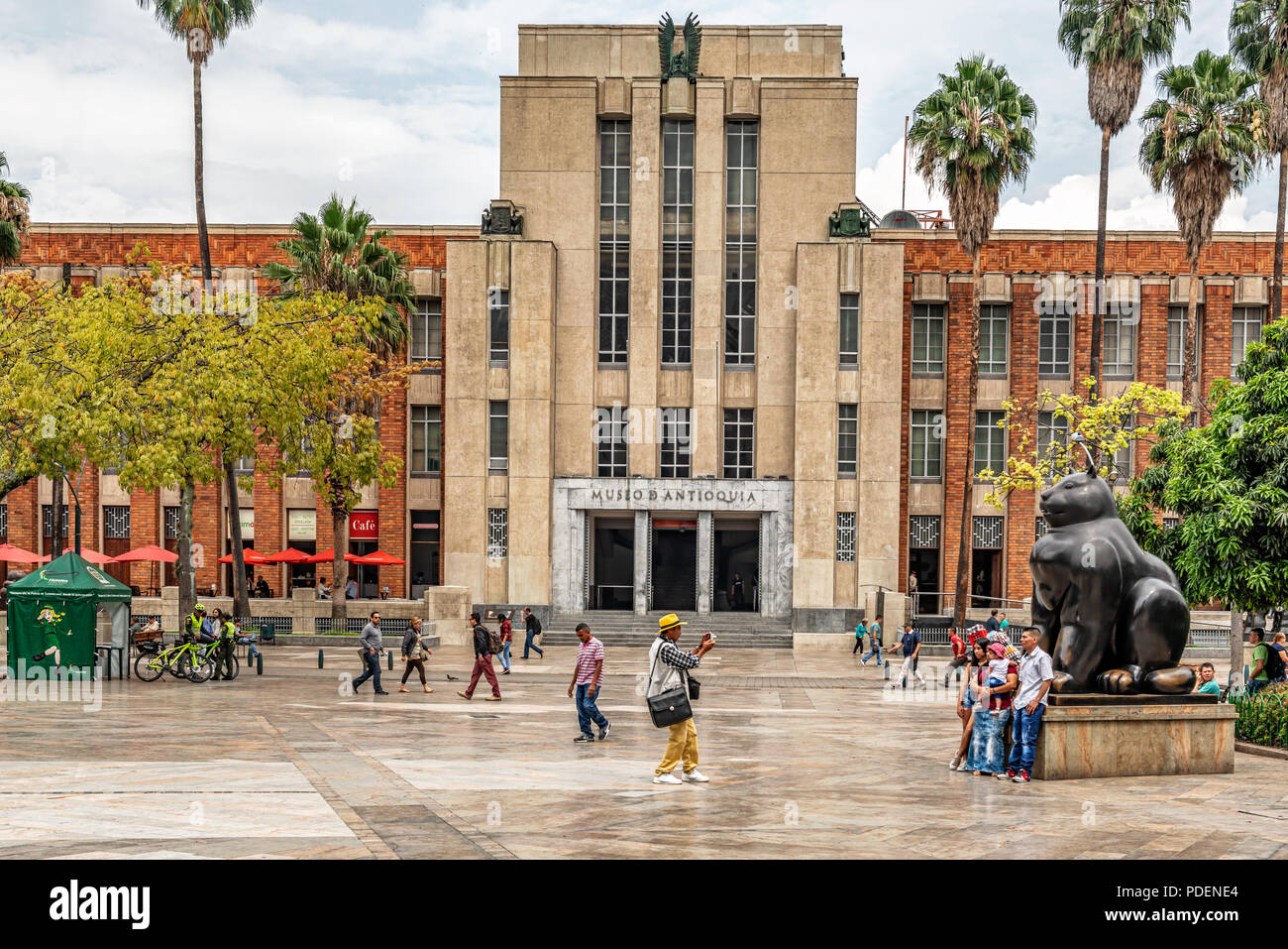 Medellin, Colombie, le 24 mars 2018 : les touristes à prendre photo sculpture de Botero Botero sculptures situé au square à Medellin, Colombie. Entrée de Banque D'Images