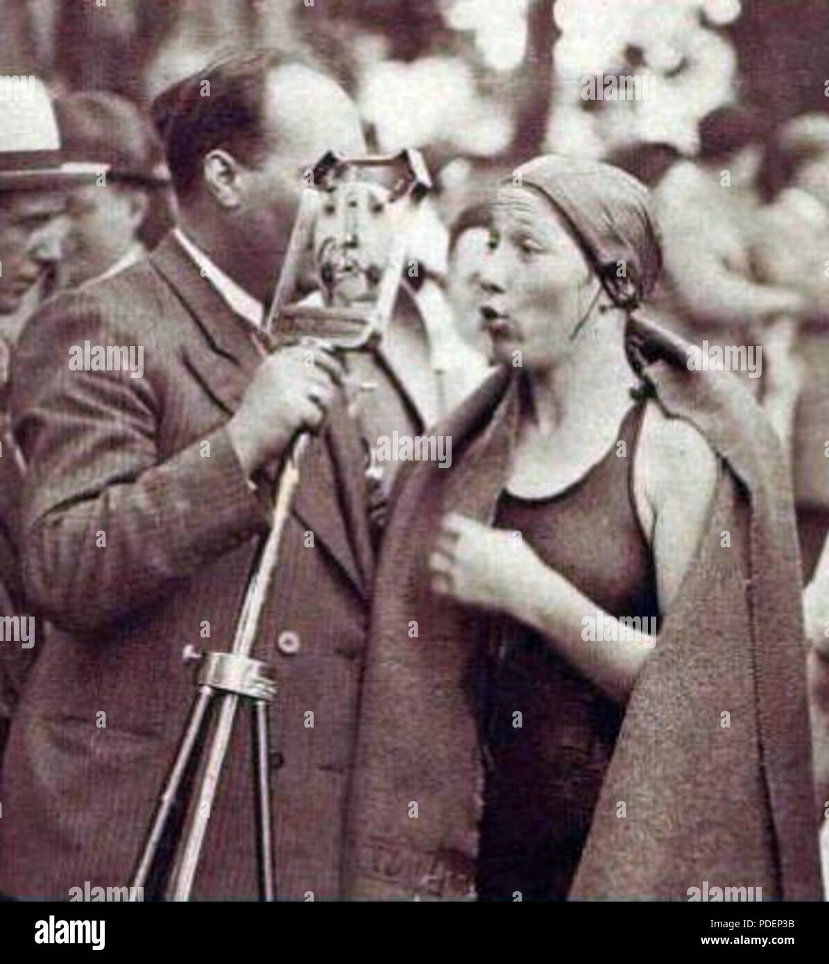 212 Lucette Berlioux, victorieuse de la traversée de Paris féminine à la nage en 1935 (à 16 ans) Banque D'Images