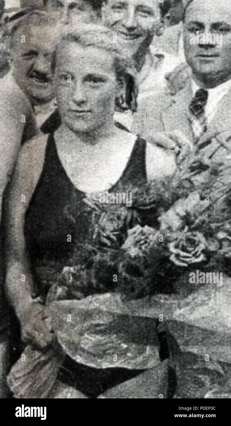 212 Lucette Berlioux, victorieuse de la traversée de Paris féminine à la nage en 1936 Banque D'Images