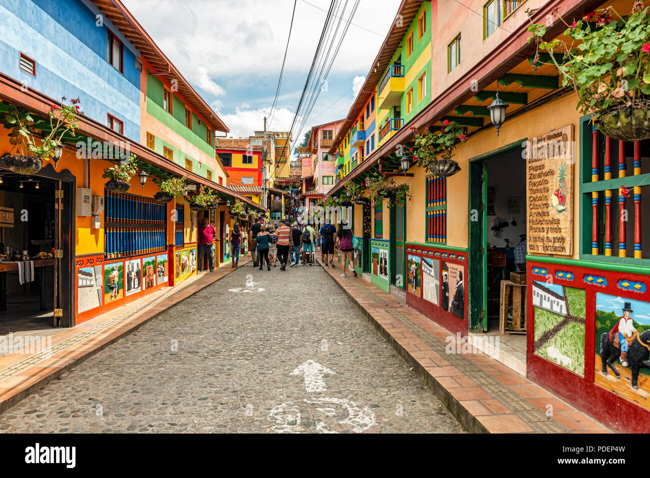 Guatape, Colombie - 27 mars 2018 : par maisons coloniales colorées sur une rue pavée de Guatape, d'Antioquia en Colombie. Banque D'Images