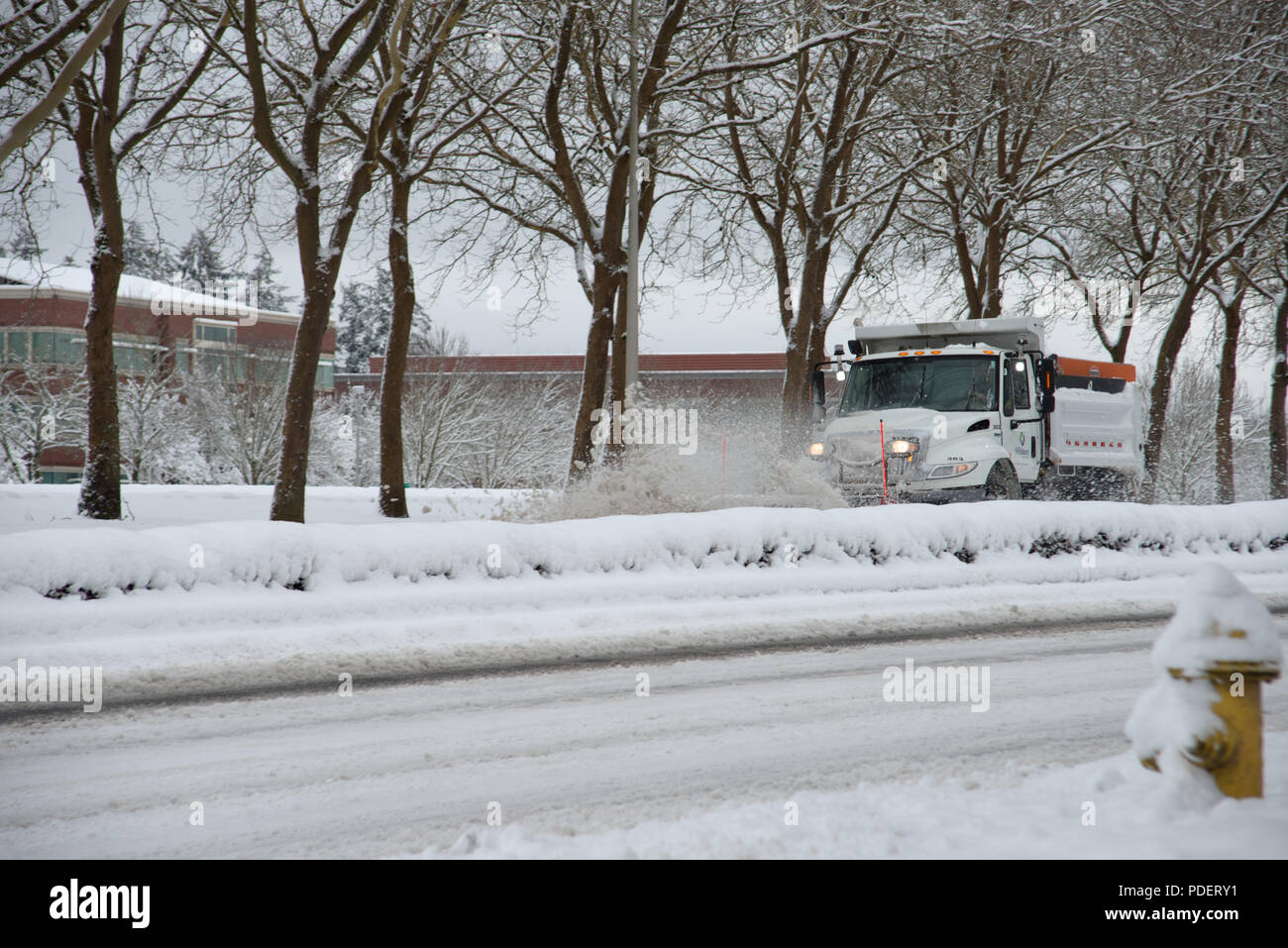 HILLSBORO, Oregon le 11 janvier 2017, un chasse-neige dégage un côté de la route après une tempête de neige importante et inhabituelle. Banque D'Images