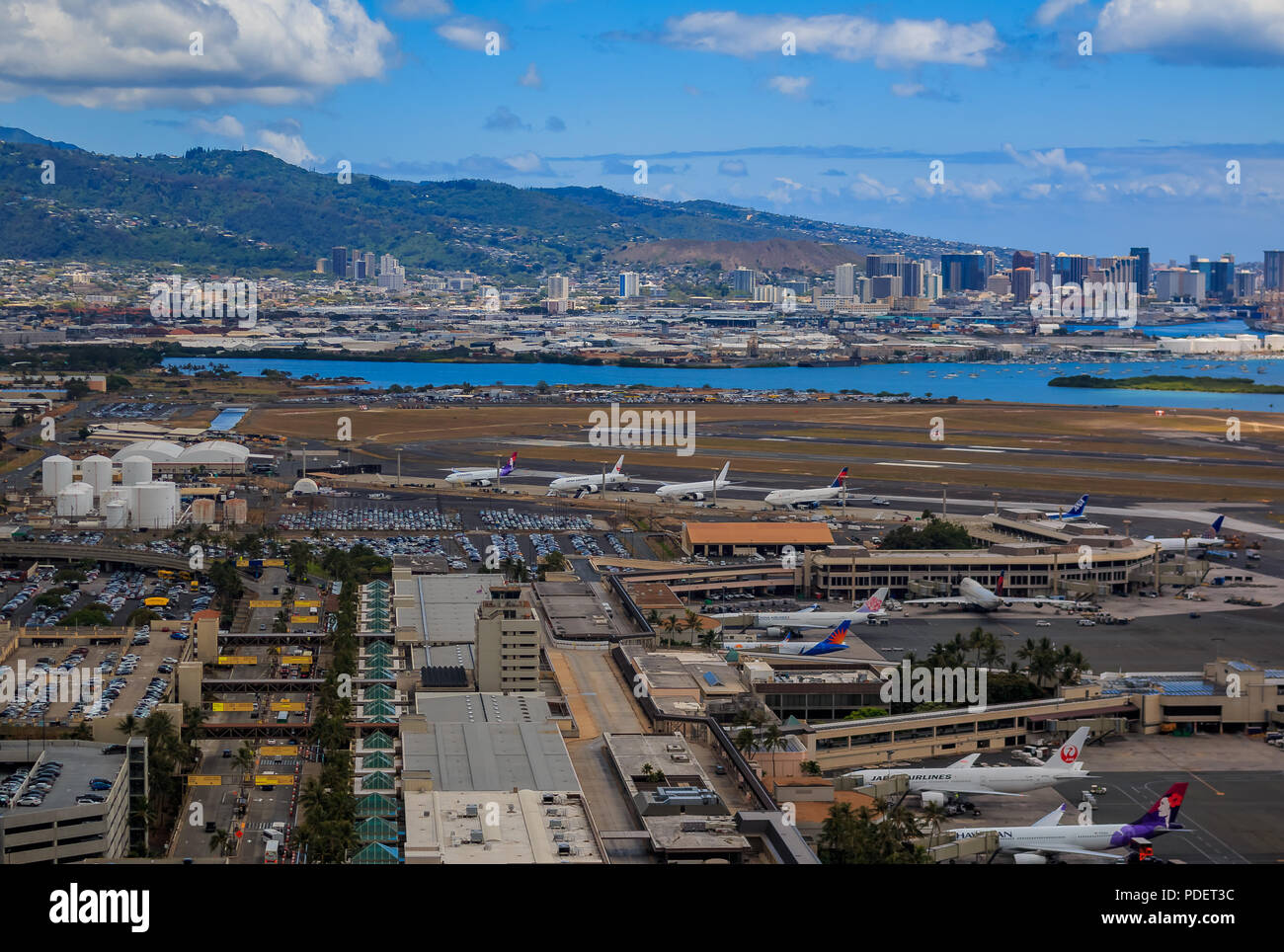 Honolulu, Hawaii, USA - 25 mai 2015 : Vue aérienne du centre-ville d'Honolulu et les avions en stationnement sur le domaine de l'Aéroport International Daniel K. Inouye HNL Banque D'Images