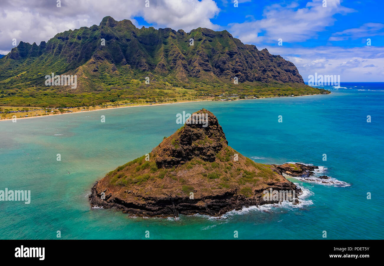 Vue aérienne de la côte d'Oahu et de l'île Mokoli'i (anciennement connue sous le nom de « chapeau de Chinaman ») à Hawaï à partir d'un hélicoptère Banque D'Images