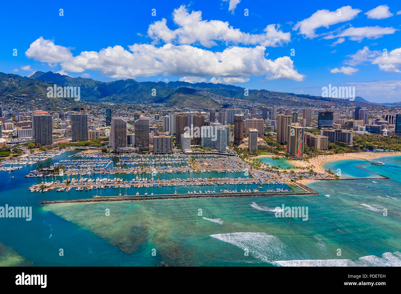 Vue aérienne de la plage de Waikiki à Honolulu, Hawaii d'un hélicoptère Banque D'Images