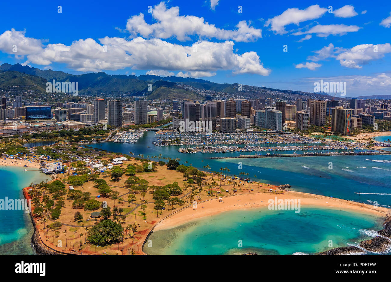 Vue aérienne de Ala Moana Beach Park à Honolulu Hawaii depuis un hélicoptère Banque D'Images