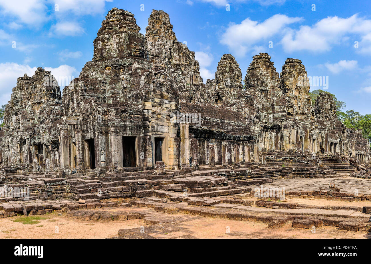 Vue panoramique du Bayon complexe dans les ruines d'Angkor Wat, au Cambodge Banque D'Images