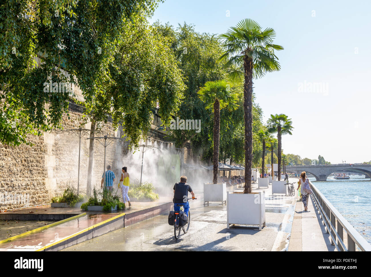 Les Gens Se Promener Et Faire Du Velo Le Long De La Seine A Paris En