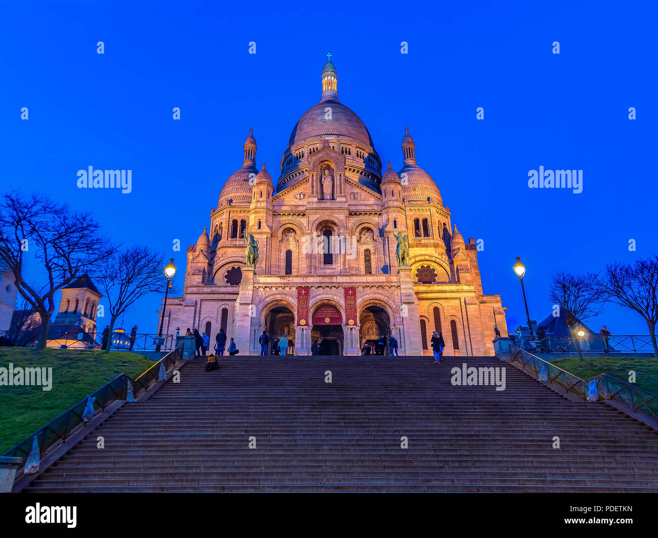 Basilique du Sacré Coeur lumineux à Montmartre à Paris, France at sunset Banque D'Images