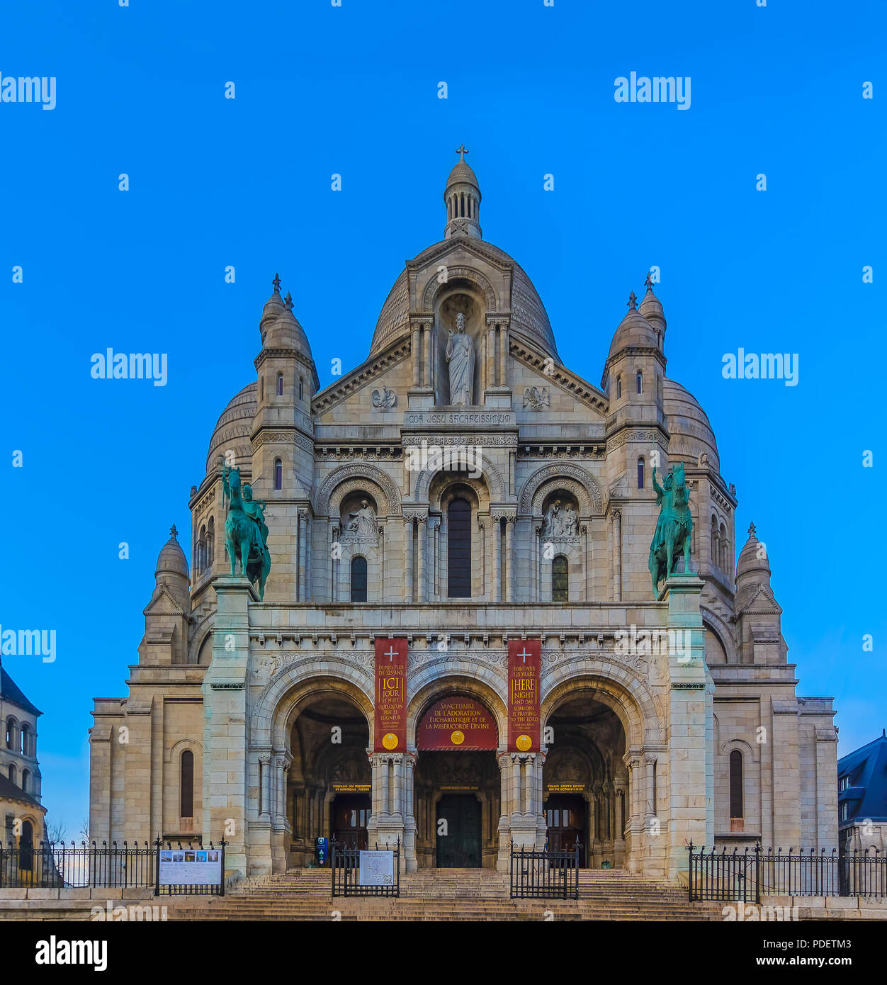 Basilique du Sacré Coeur lumineux à Montmartre à Paris, France at sunset Banque D'Images