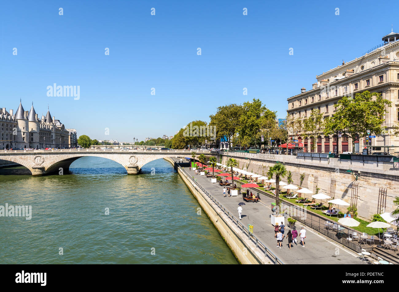 Les rives de la Seine durant l'été Paris-Plages event à Paris, France, avec le Pont au Change pont et le Palais de la Cité à l'arrière-plan. Banque D'Images