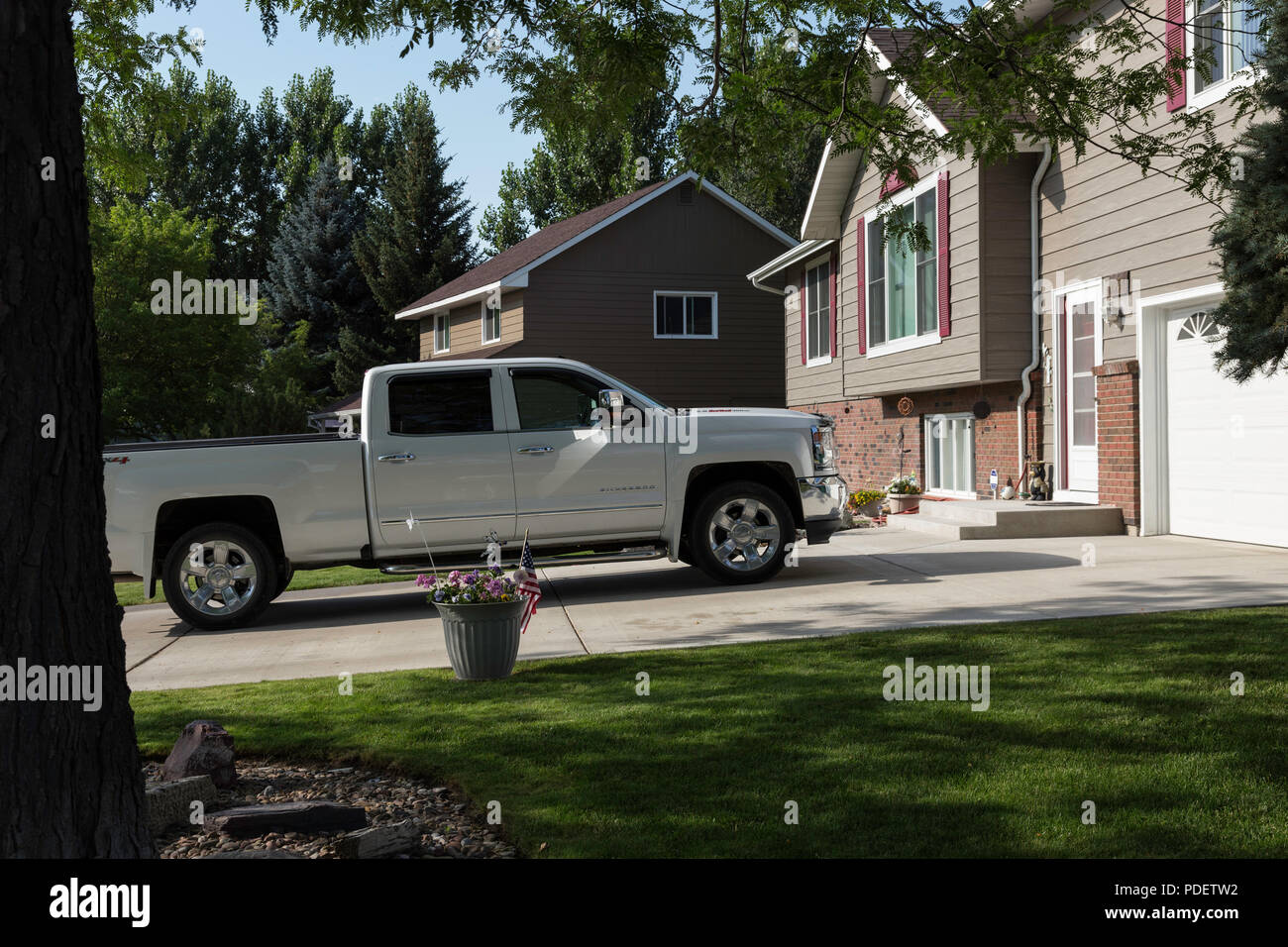 Extérieur de maison résidentiel dans quartier de classe moyenne, MT, États-Unis d'Amérique Banque D'Images