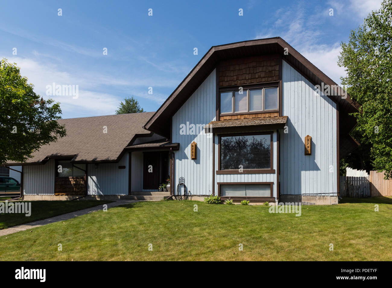 Extérieur de maison résidentiel dans quartier de classe moyenne, MT, États-Unis d'Amérique Banque D'Images