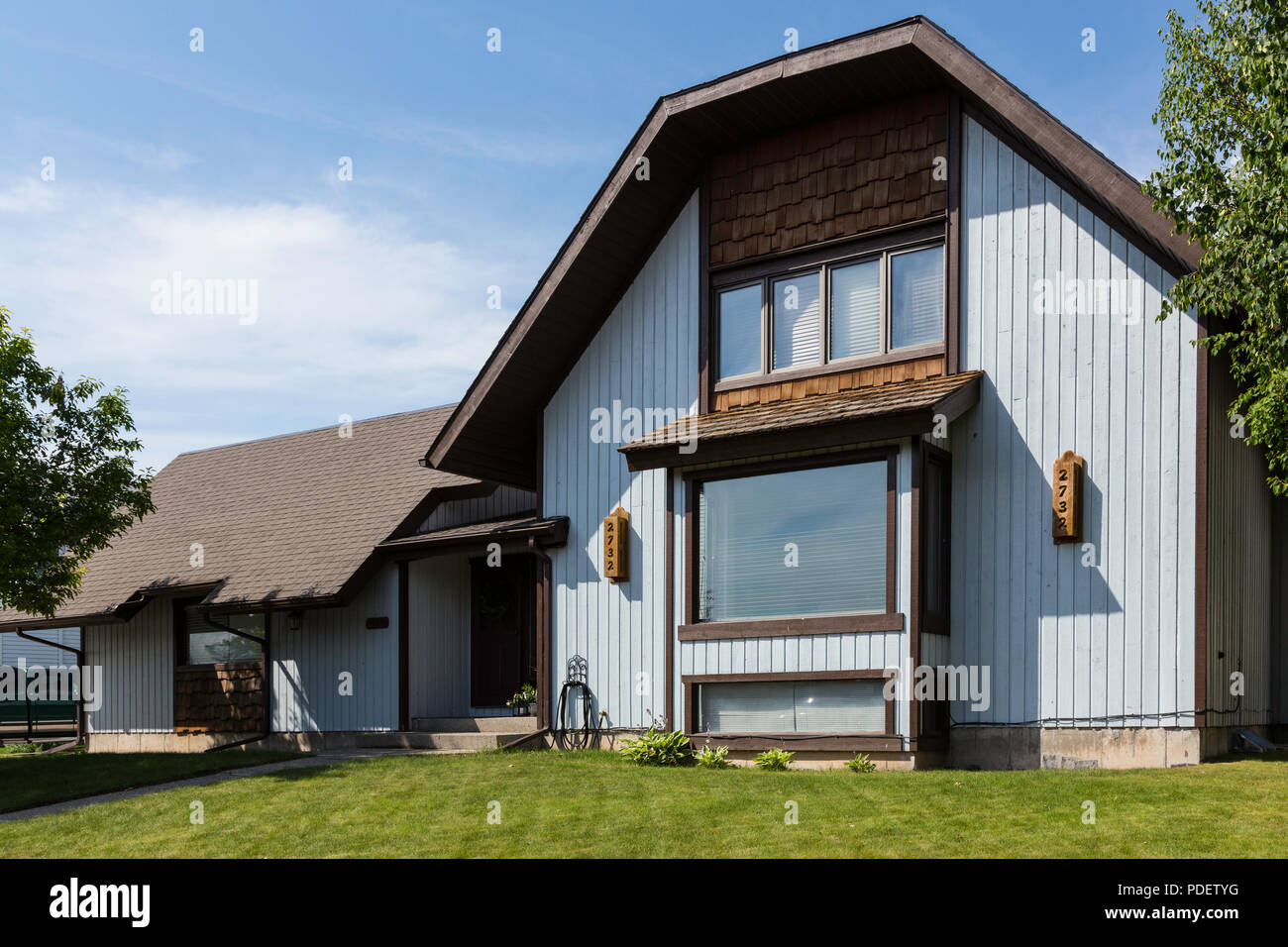 Extérieur de maison résidentiel dans quartier de classe moyenne, MT, États-Unis d'Amérique Banque D'Images