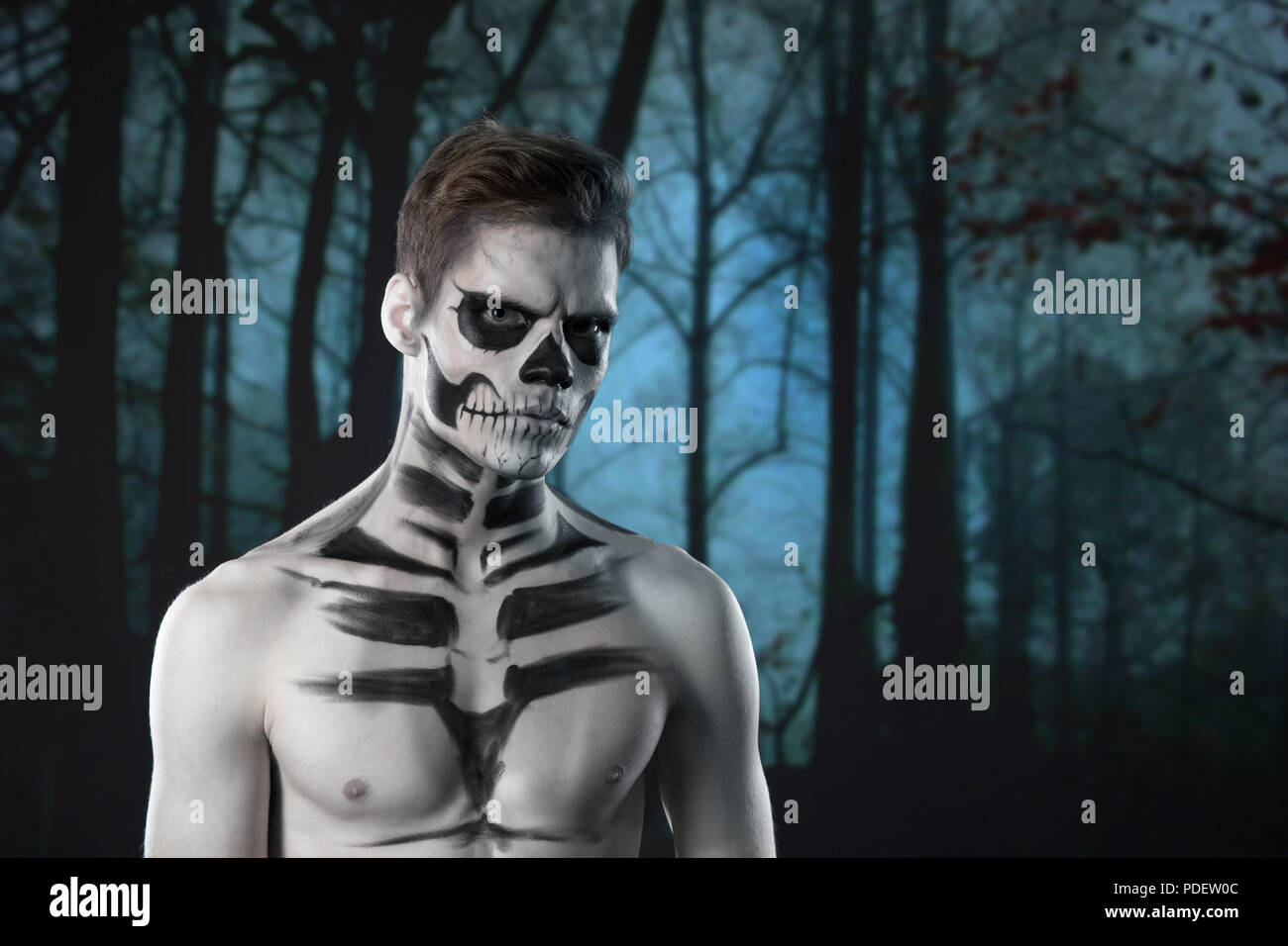 Squelette effrayante de halloween man portrait en studio à la sombre forêt Banque D'Images