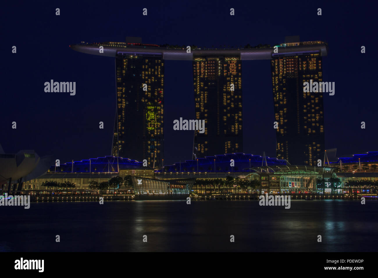 Singapour, Singapour - 20 janvier : Le conseil de l'hôtel en forme de surf luxueuses et Marina Bay Sands casino et lotus-musée ArtScience inspiré avant sunse Banque D'Images
