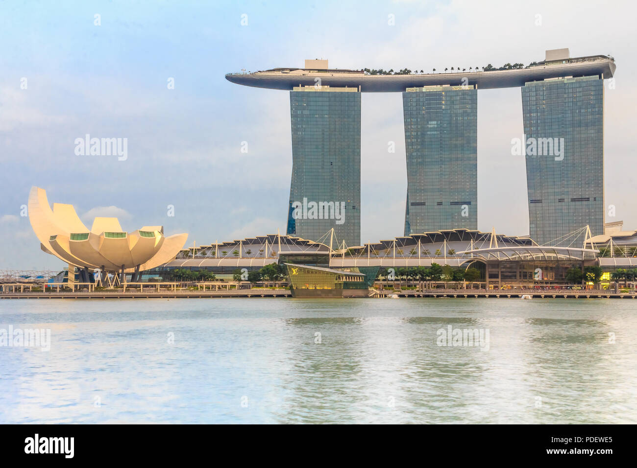 Singapour, Singapour - Le 20 janvier 2014 : l'hôtel en forme de planche de surf luxueuses et Marina Bay Sands casino et lotus-musée ArtScience inspiré avant Banque D'Images