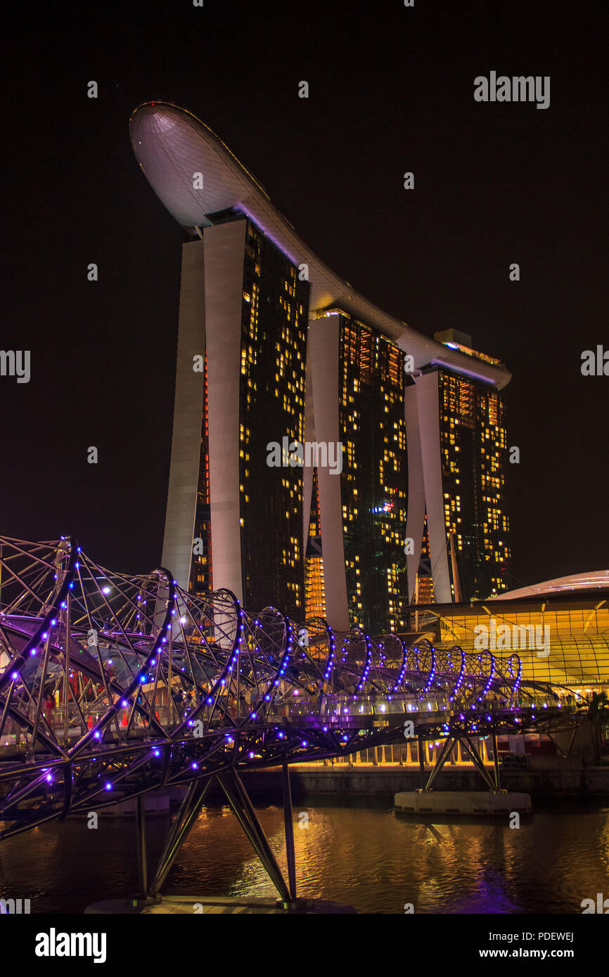 Singapour, Singapour - janvier 19, 2014 : l'Helix Bridge, un pont piétonnier qui relie la Marina avec Marina au sud dans la région de la baie de Plaisance à Singa Banque D'Images