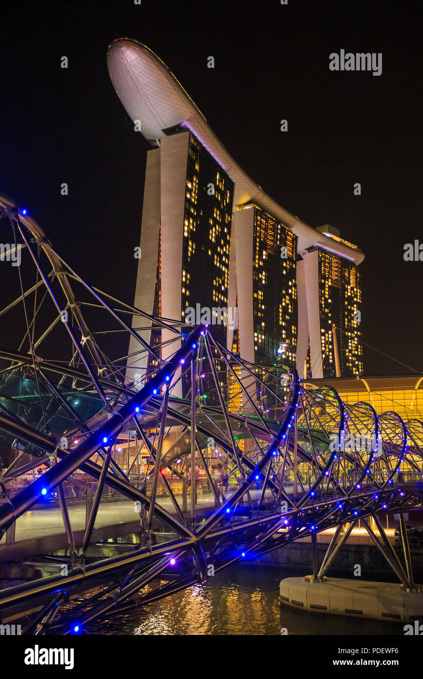 Singapour, Singapour - janvier 19, 2014 : l'Helix Bridge, un pont piétonnier qui relie la Marina avec Marina au sud dans la région de la baie de Plaisance à Singa Banque D'Images