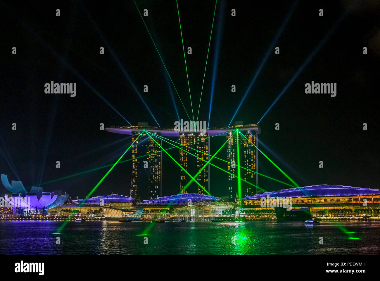 Singapour - le 12 août 2013 : Avis d'émerveillement plein, le plus grand de l'Asie du sud-est de la lumière et de l'eau de Singapour à Marina Bay Sands Hotel and Casino. Banque D'Images