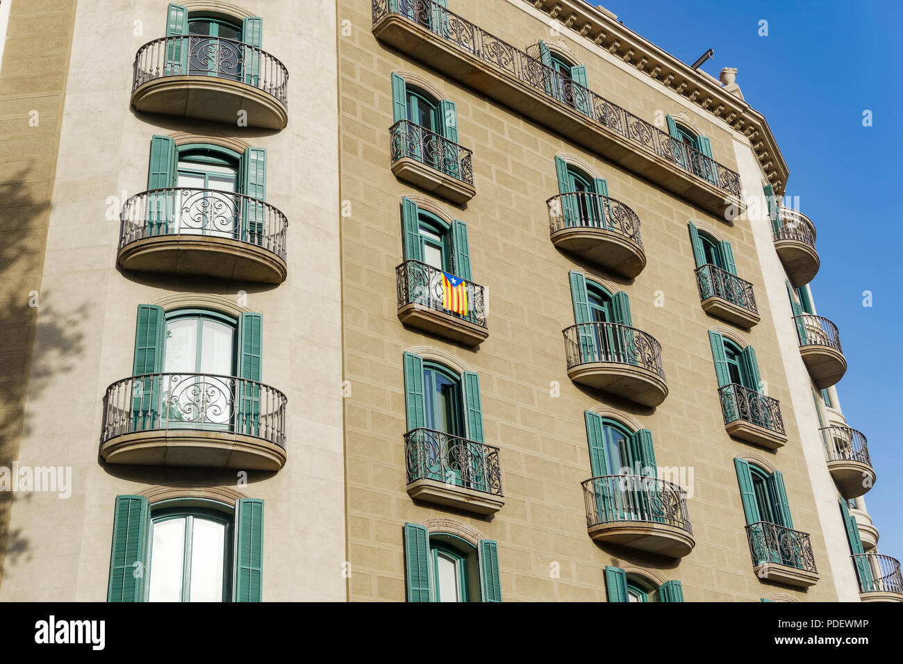 Barcelone, Espagne drapeau catalan sur un balcon du bâtiment. Le drapeau étoilé La Senyera Estelada étendus dehors une maison dans les rues de la capitale catalane. Banque D'Images