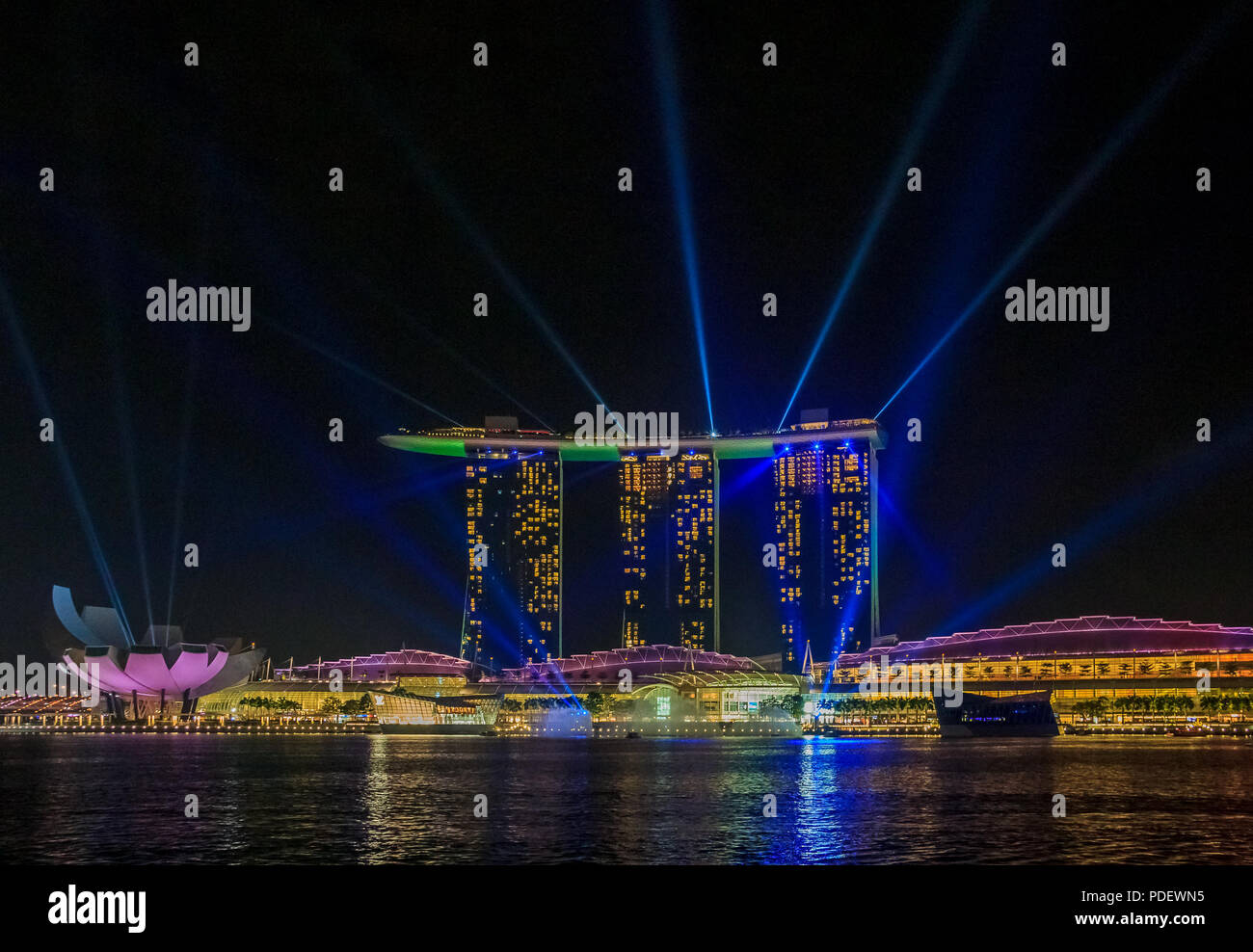 Singapour - le 12 août 2013 : Avis d'émerveillement plein, le plus grand de l'Asie du sud-est de la lumière et de l'eau de Singapour à Marina Bay Sands Hotel and Casino. Banque D'Images