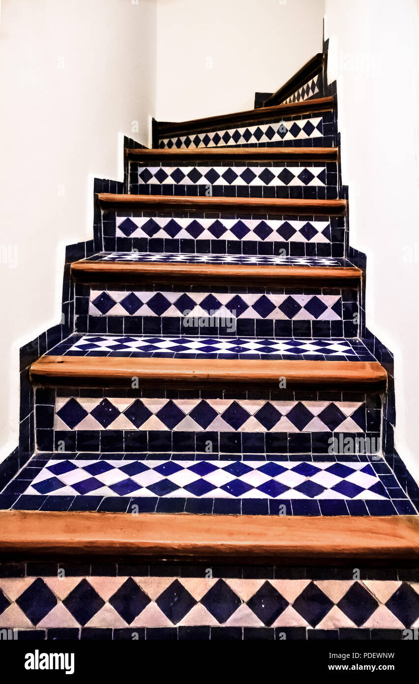 L'intérieur d'un escalier décoré de mosaïque Riad à Fes Maroc Banque D'Images