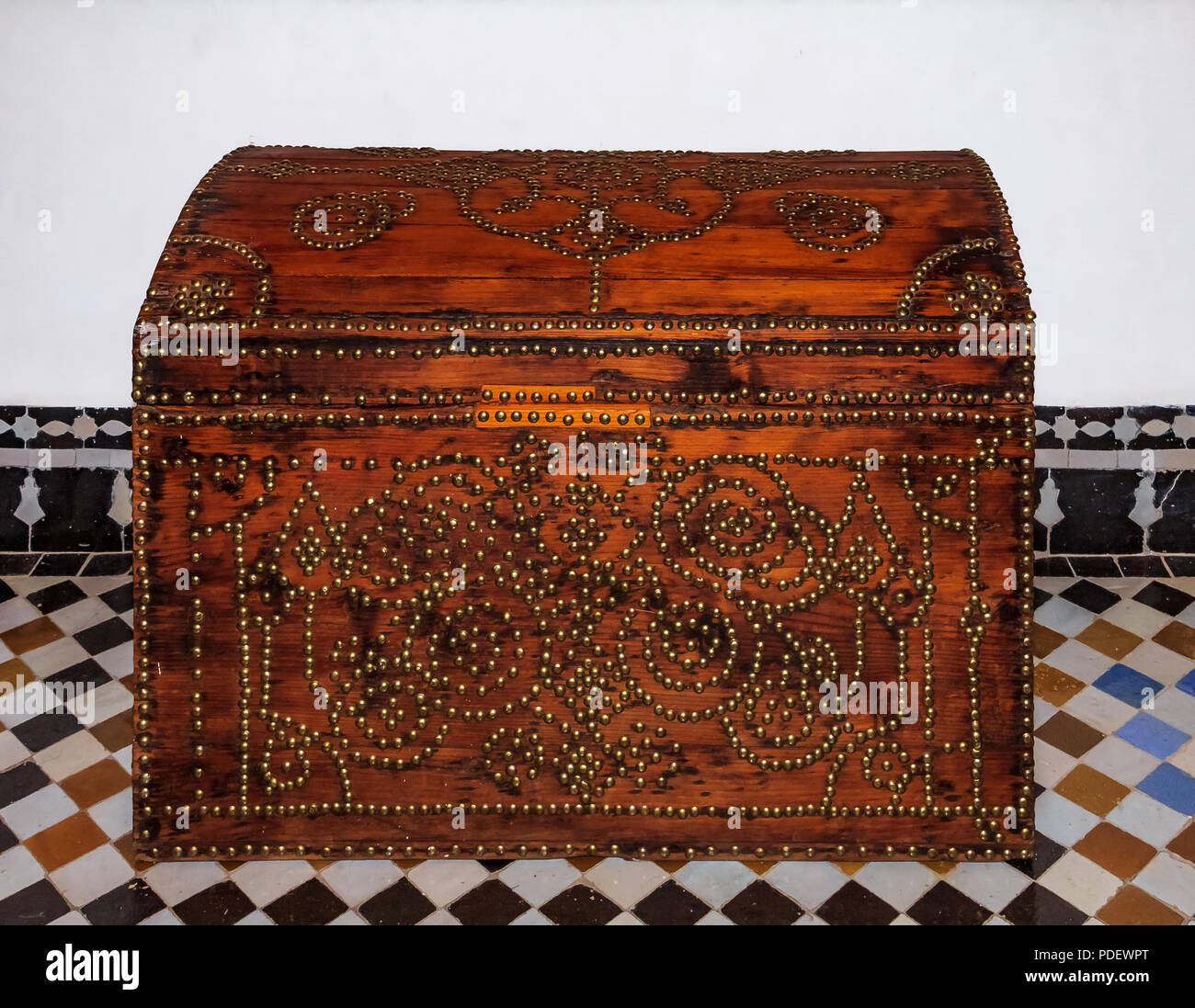 Vintage métal oriental tronc coffre en bois, sur un sol carrelé, utilisé comme une armoire dans une maison marocaine à Fes, Maroc Banque D'Images