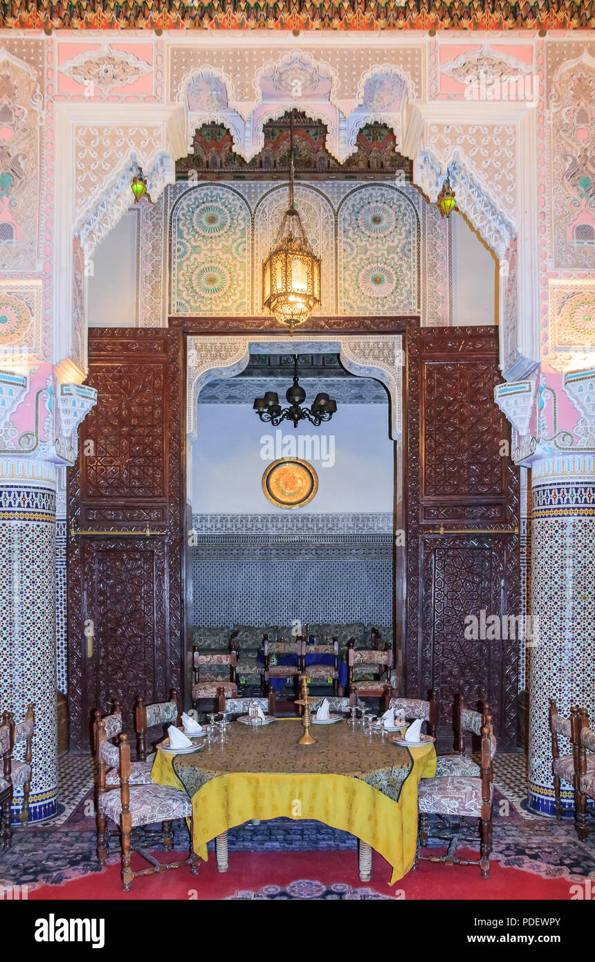 Fes, Maroc - 11 mai 2013 : l'intérieur d'un restaurant marocain avec une mosaïque très ornés et colorés de plâtre arabesque et bois de cèdre sculpté à Fes, Maroc Banque D'Images