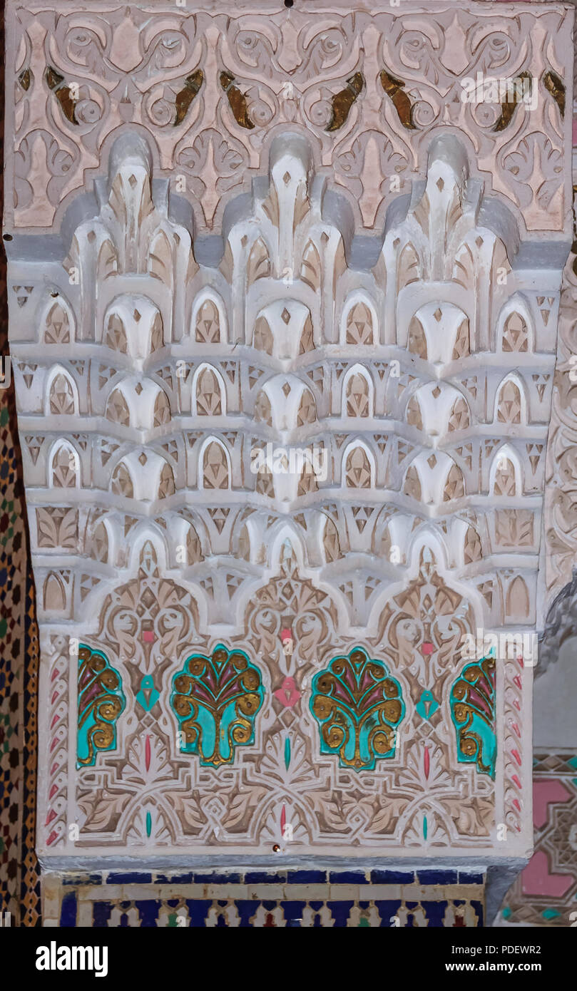 Sculpture en plâtre peint arabesque marocaine sur un mur d'un Riad à Fes, Maroc Banque D'Images