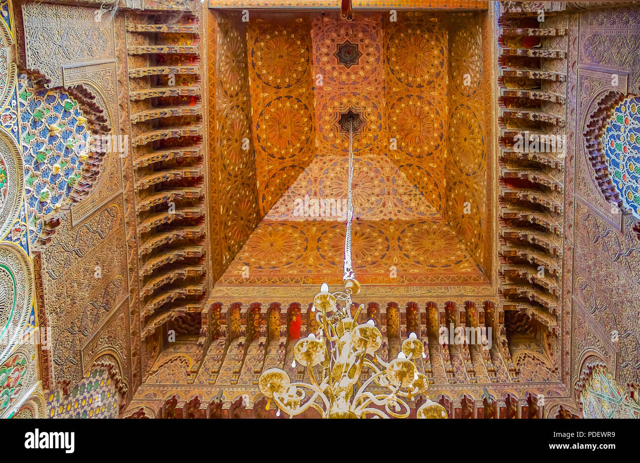 Lanterne marocaine traditionnelle et bois de cèdre plafond sculpté à Fez, Maroc Banque D'Images