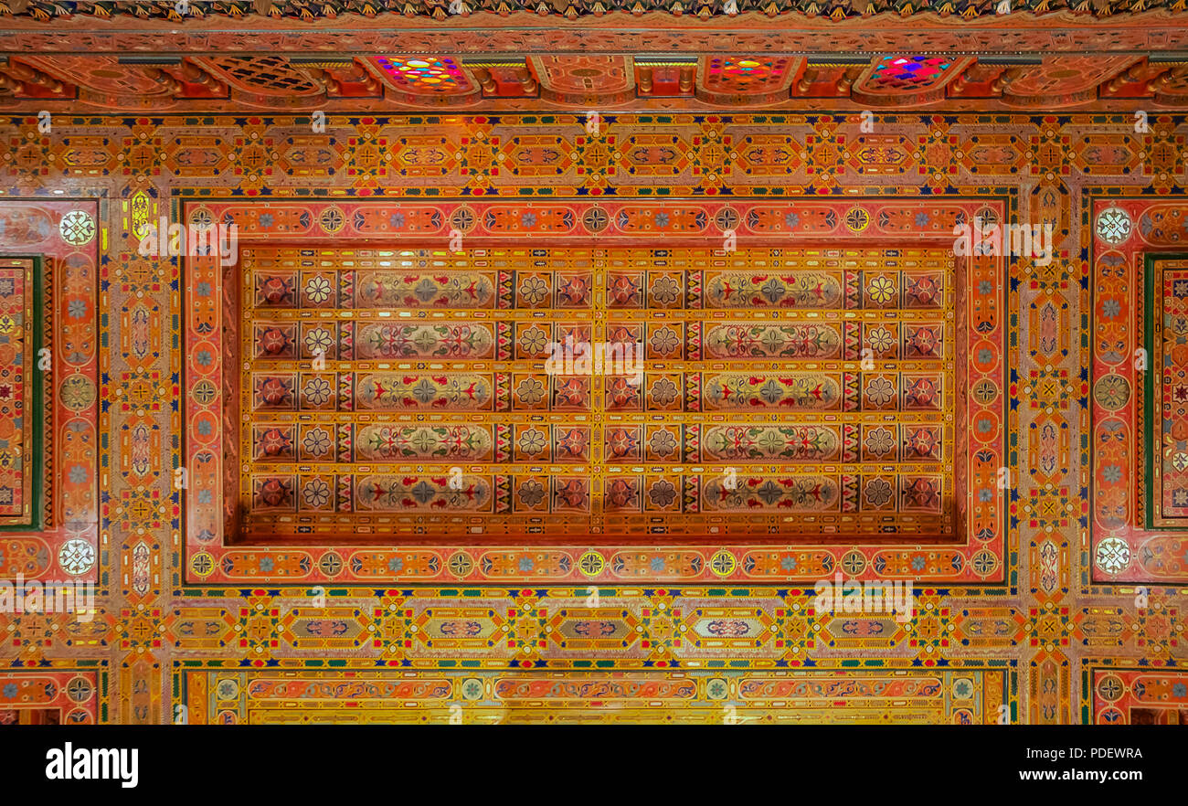 Bois de Cèdre traditionnel marocain à plafond sculpté un Riad à Fes, Maroc Banque D'Images