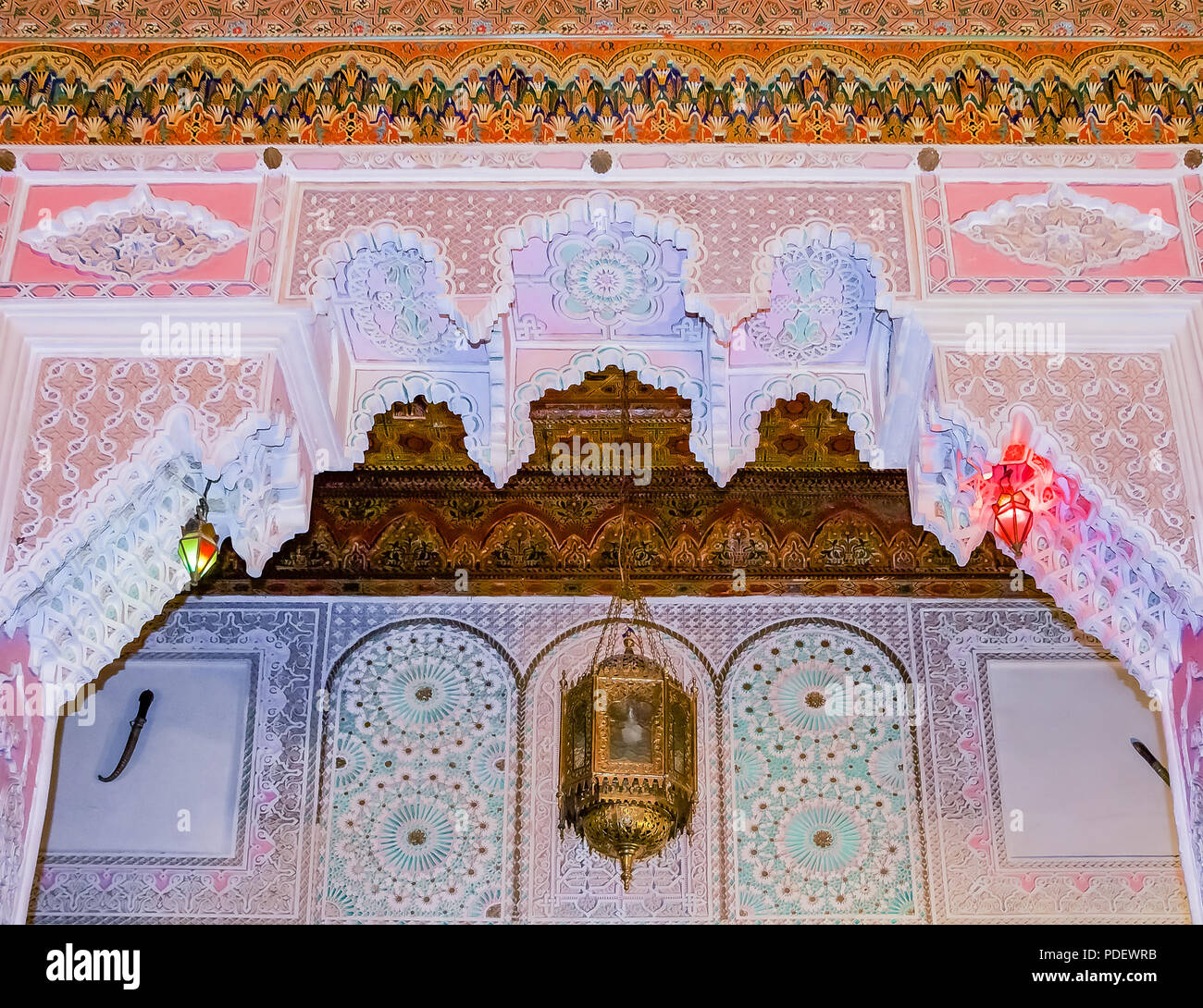 Plâtre coloré et de cèdre sculpté au plafond arabesque dans un Riad à Fes, Maroc Banque D'Images