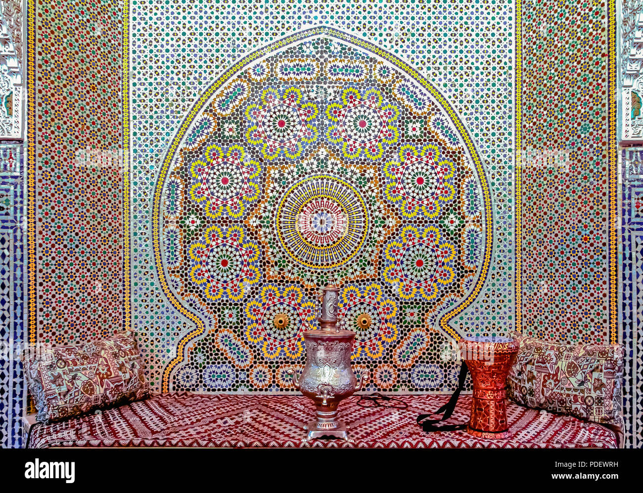 Fes, Maroc - 11 mai 2013 : cour intérieure décorée avec des mosaïques, avec des divans, un samovar et un tambour dans un riad marocain Banque D'Images