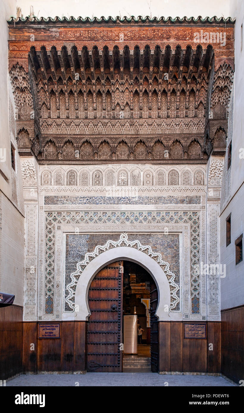Ornements sculptés en cèdre porte mauresque décorée de sculptures d'albâtre arch dans la médina de Fes, Maroc Banque D'Images