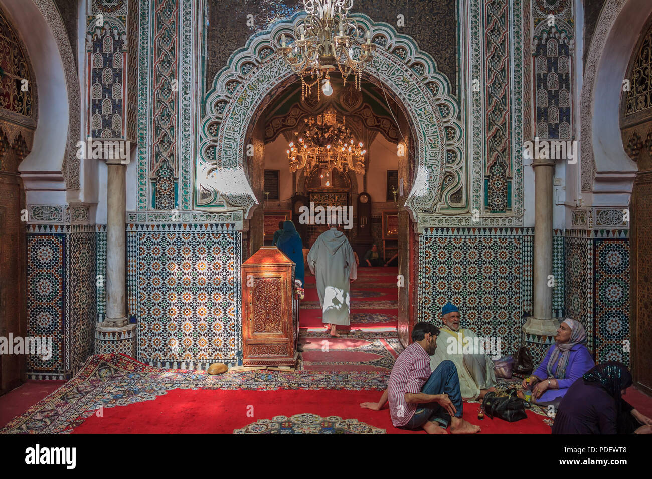 Fes, Maroc - 11 mai 2013 : par l'entrée d'une mosquée, décorées avec des mosaïques et des sculptures arabesque Banque D'Images